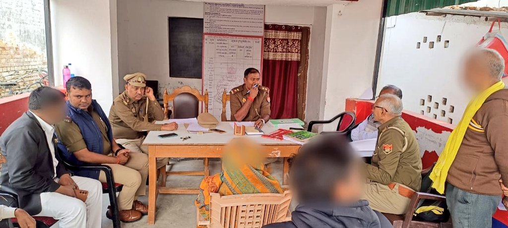 bahraichpolice's tweet image. #SPBahraich के निर्देशन में,  #थाना_समाधान_दिवस के अवसर पर थाना फखरपुर में राजस्व व पुलिस द्वारा संयुक्त रूप से आमजन की समस्याओं को सुनकर उनका निस्तारण कराया गया।
#uppolice