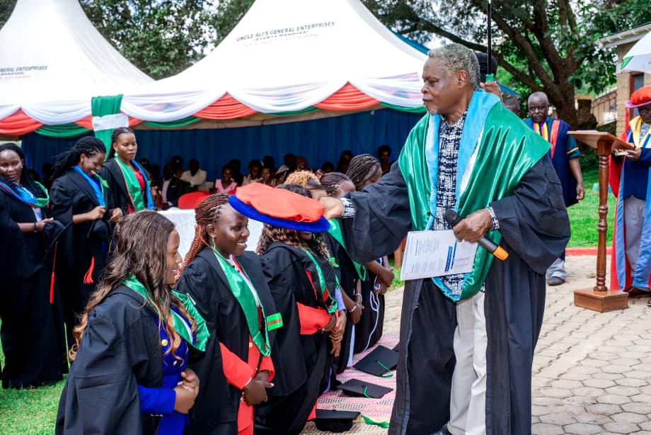 AfricanRuralUni's tweet image. Huge congratulations! 🎉  (ARU) on Friday graduated  its 11th cohort of 17 Rural Transformation Specialists!  The ceremony celebrated the power of &quot;Leveraging Artificial Intelligence and Indigenous Knowledge for Sustainable Rural Transformation.&quot; #ARUGrad2025