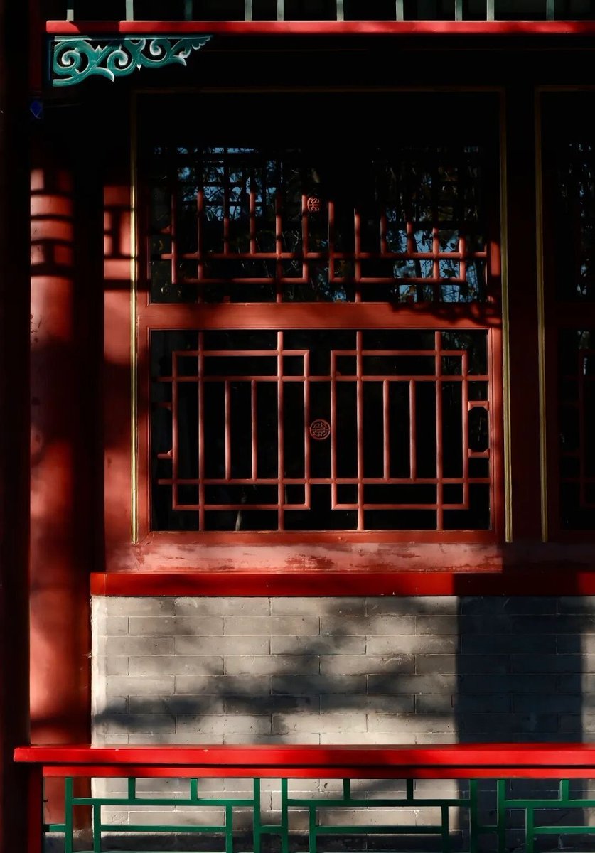 aishuzhan's tweet image. 窗影婆娑，框景成诗：探寻古建窗棂中的东方美学！