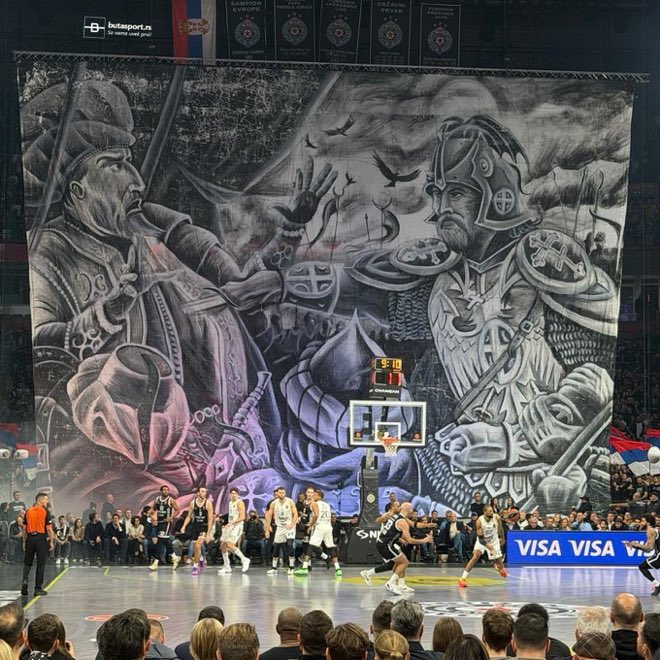 Yıl olmuş 2025. Neredeyse 1000 yıl geçmiş bir tarihin hafızalarda bu kadar yer etmesi dahası tekrar tekrar hatırlatılarak derin karşıtlıklar yaratacak şekilde sergilenmesini anlamak hiç kolay değil. 

Fenerbahçe’den kaynaklı rakip taraftarları rahatsız edecek, onların tepkisine