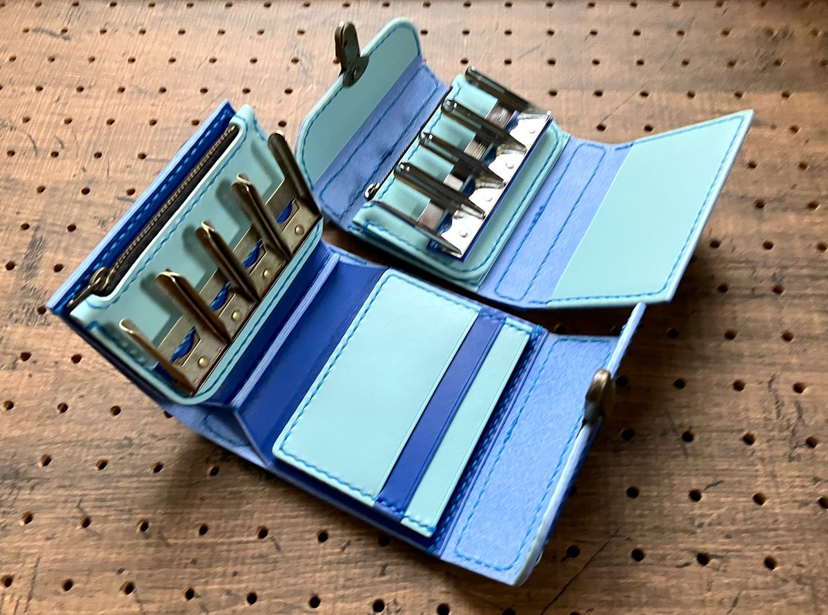 sora_leather's tweet image. 親戚の人の旦那さんに鞄風財布見せてって言われたから見せたのですが、これでこんなすんの⁈って言われて言葉が出なかった…(´・ω・｀)
コインキャッチャーも高い言われた💦

同時にとても悔しい気持ちになりましたね。
見返してやるとかじゃないけど、もっと注文来ると良いなぁ…。って思います。