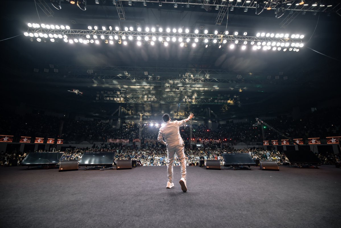 Deepak291685736's tweet image. Kuniju stage ku keela para potta crowd ah pathi illa crowd nra word eh neeyelam use panna koodadhu 

Ajith oda oru 10 crowd gathering video podra amabalana ?