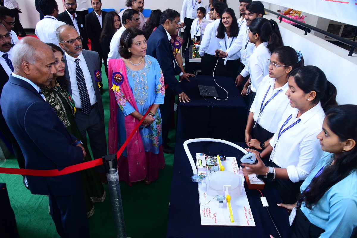 SKSVMACET_LXR's tweet image. SKSVMACET LAKSHMESHWAR, ✨ On this special occasion 16-11-2025, 22nd Foundation Day the Project Exhibition were inaugurated by our Hon’ble Chairman and the Chief Guest, showcasing our commitment to innovation, hands-on learning, and industry collaboration.