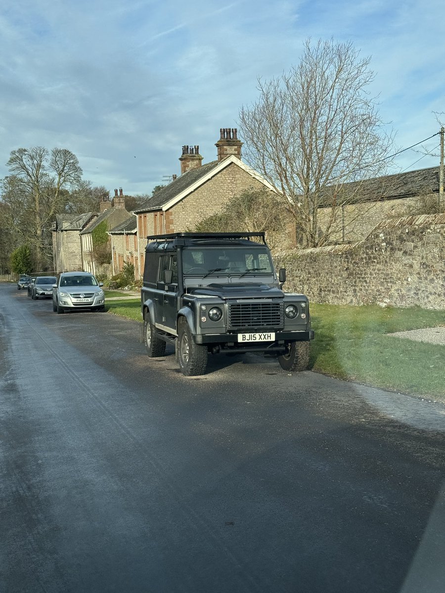 vladJavaScript's tweet image. Цей тиждень я у відрядженні в Англії(сьогодні повертаюсь в Україну) і тут дуже багато старих і нових дефів. Вони тут, у себе дома, виглядають найбільш гармонійно.