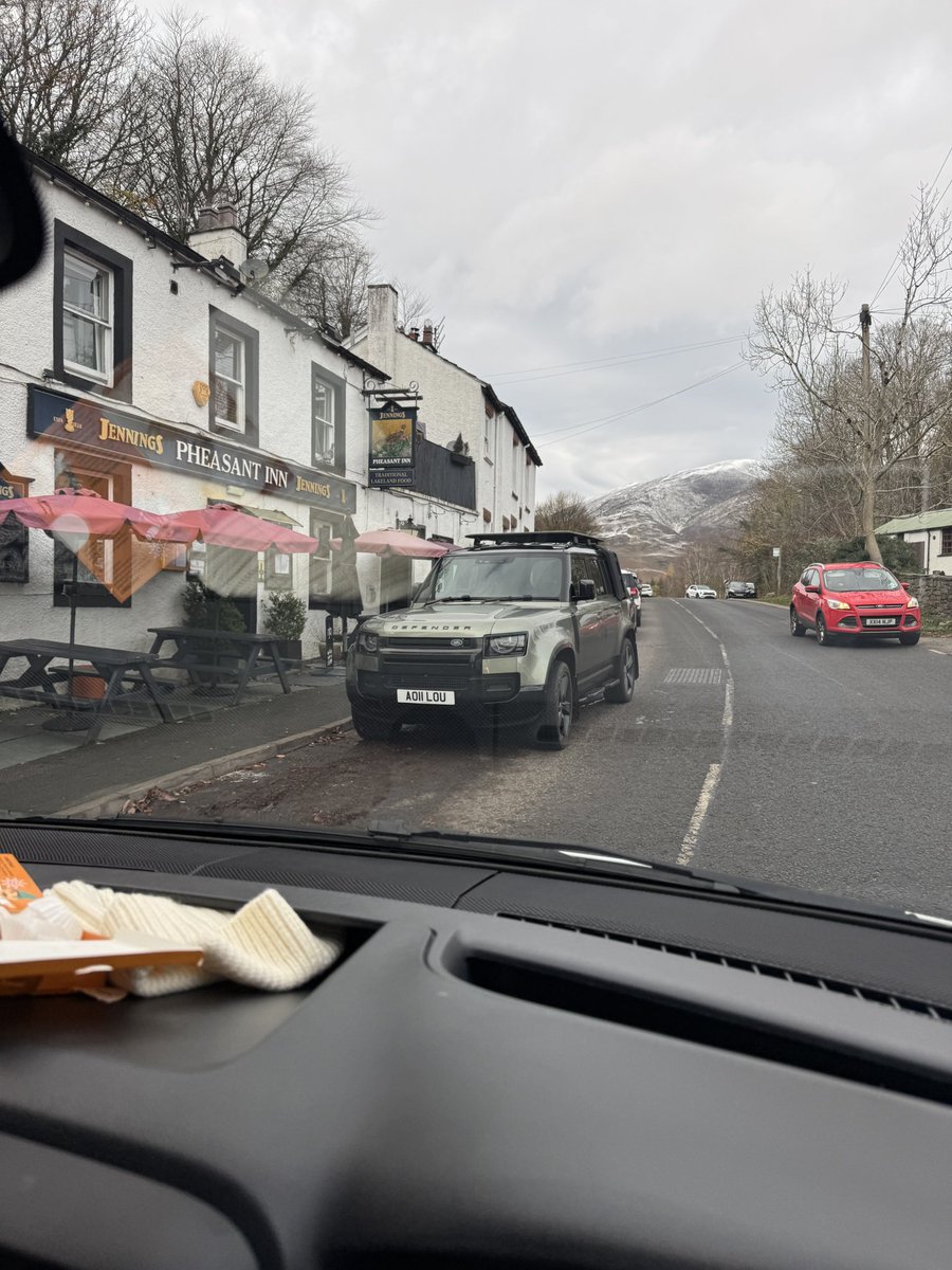 vladJavaScript's tweet image. Цей тиждень я у відрядженні в Англії(сьогодні повертаюсь в Україну) і тут дуже багато старих і нових дефів. Вони тут, у себе дома, виглядають найбільш гармонійно.