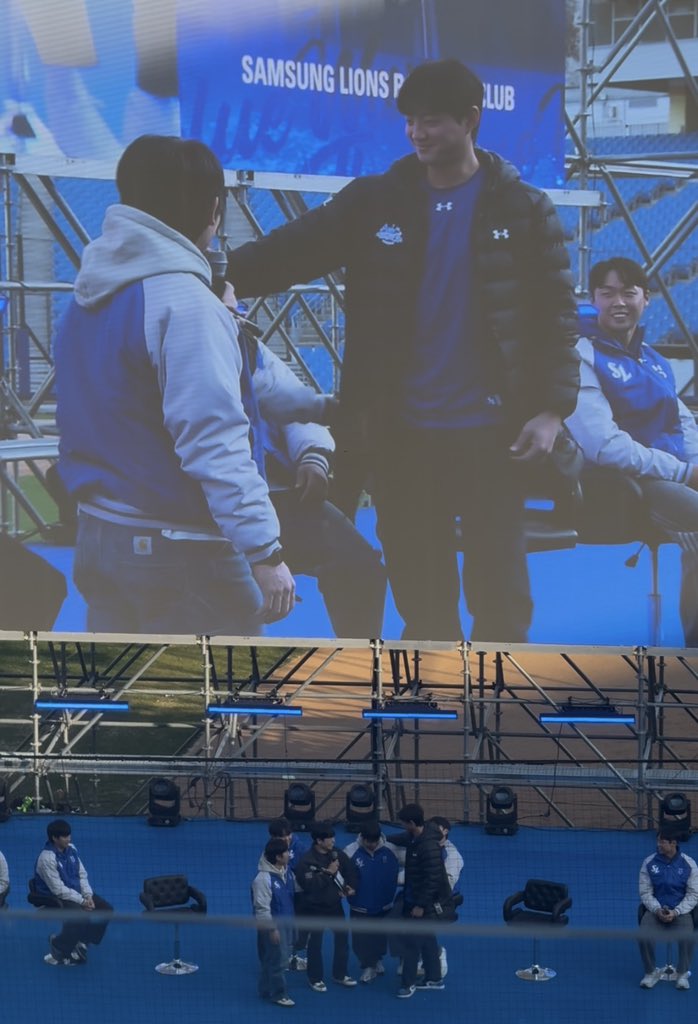 김성윤 구자욱한테 키는 재능인가요? 했다가 
김지찬도 불려나와서 같이 섬ㅋㅋㅋㅋㅋㅋㅋㅋㅋ