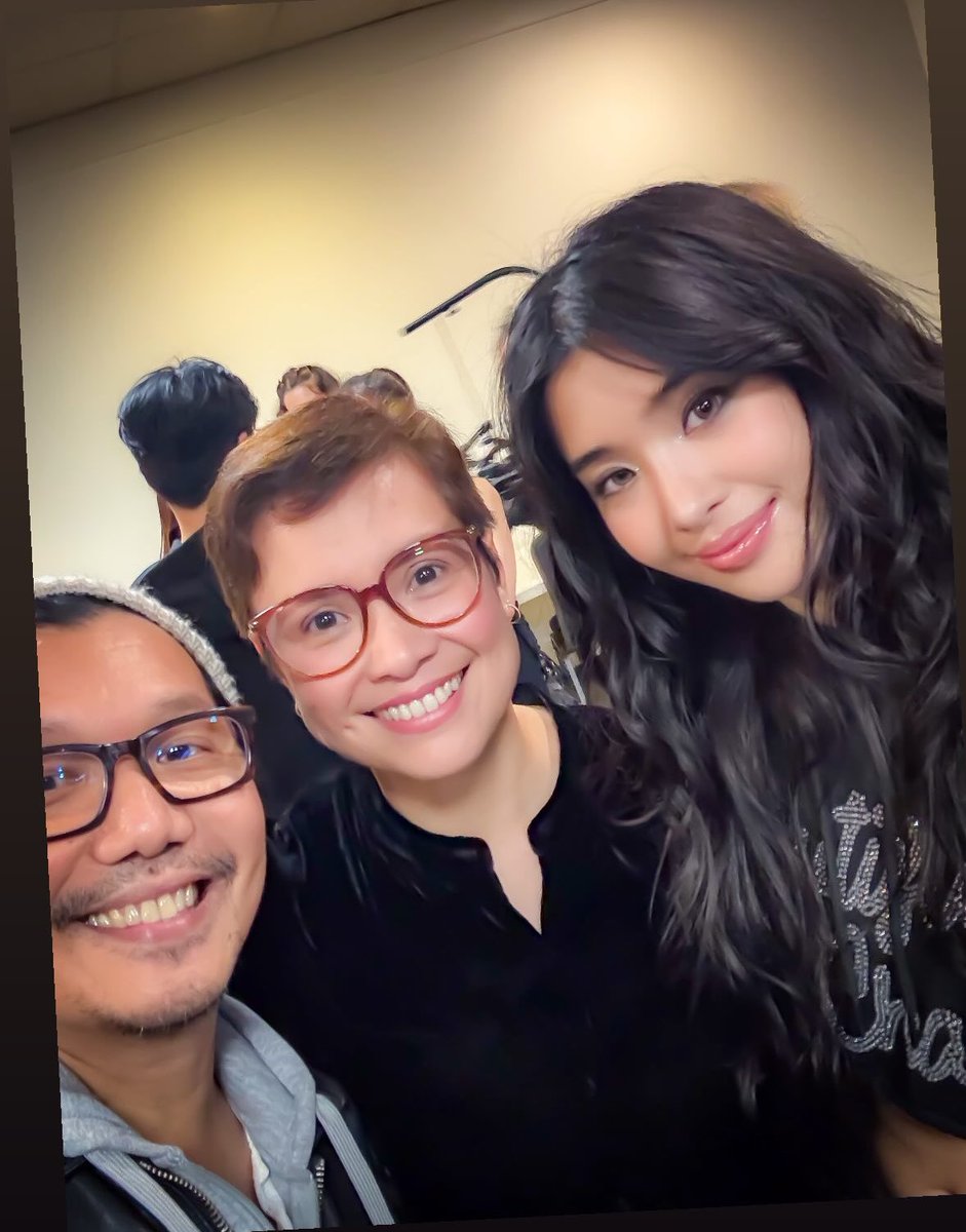 Ms. Lea with Sophia. 🫶🏻

#KATSEYE_in_NYC  
#BEAUTIFULCHAOSTOUR