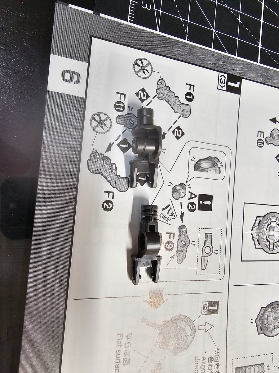 Leopard_Modeler's tweet image. なんで新規なんだ?って思って比べたらそいえば旧は片側から差し込むだけだったな。新しい方は挟み込むタイプになってる。

でもなんでわざわざ買えたんだろう。どうせ取れない箇所だと思うんだけど