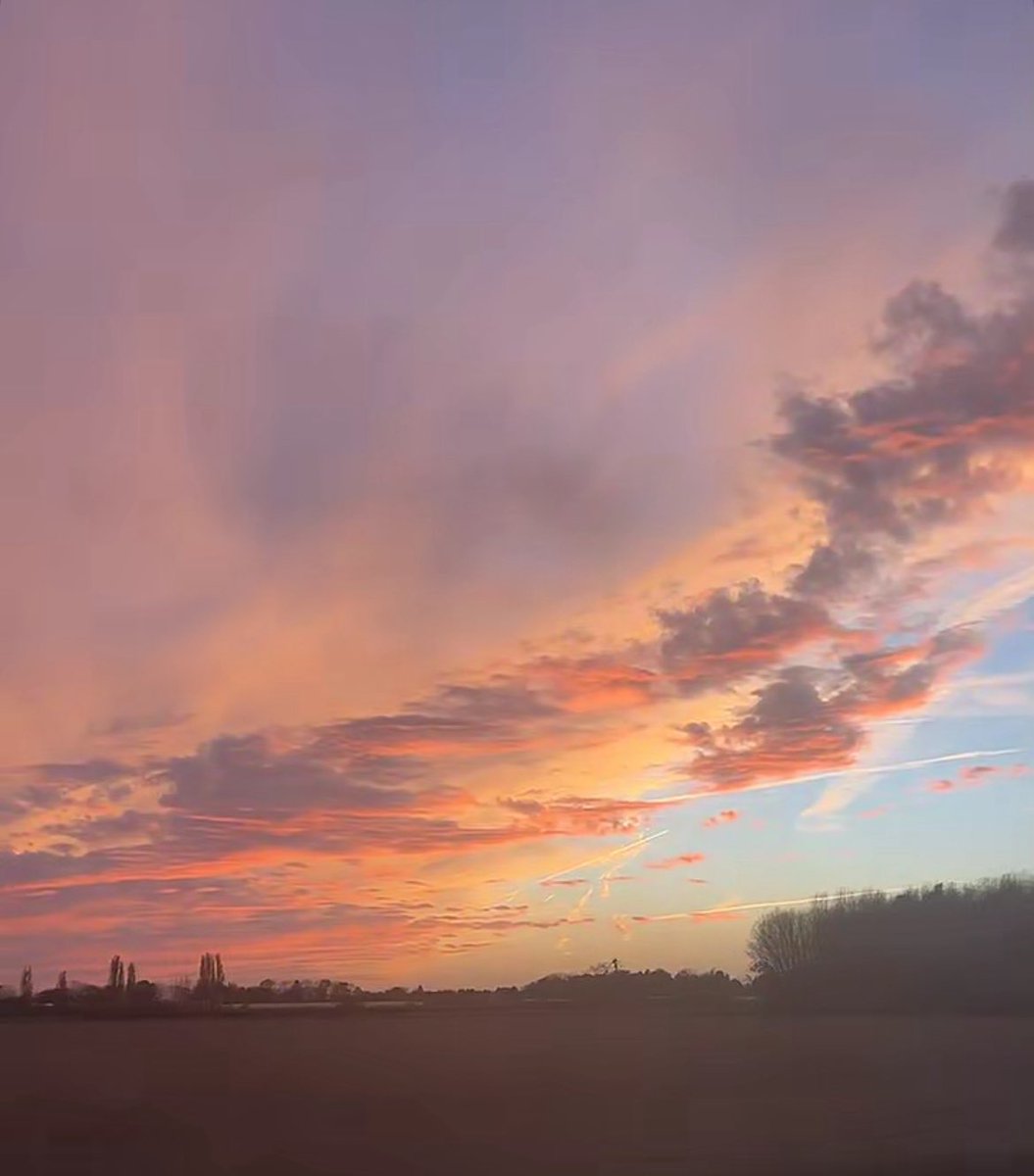 #صباح_الاشياء_المشرقه
#ومضه_حرف 

صباح يتقدّم بخطوات هادئة نحو أحلام لم تكتمل بعد
ومن البداياات الخجولة تصنع أعظم الأيام

صباحٌ يحمل ضوءه ورسالته بهدوء لنا 
ان في الشروق أمل جديد 🩷

#صباح_الخير_والسعاده