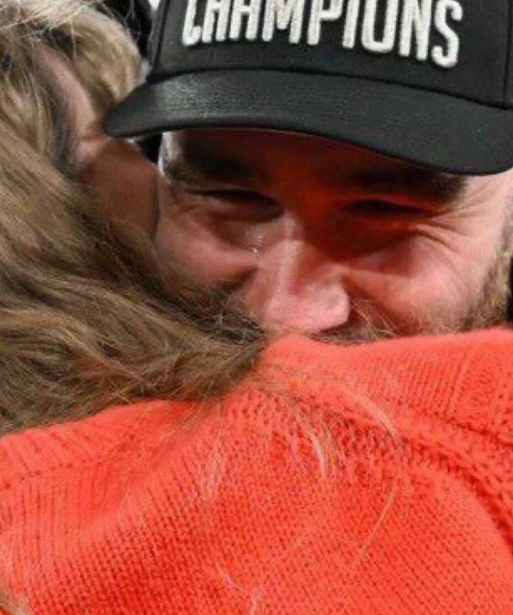 ttpoetslover's tweet image. The way these pics look so similar and give the same energy