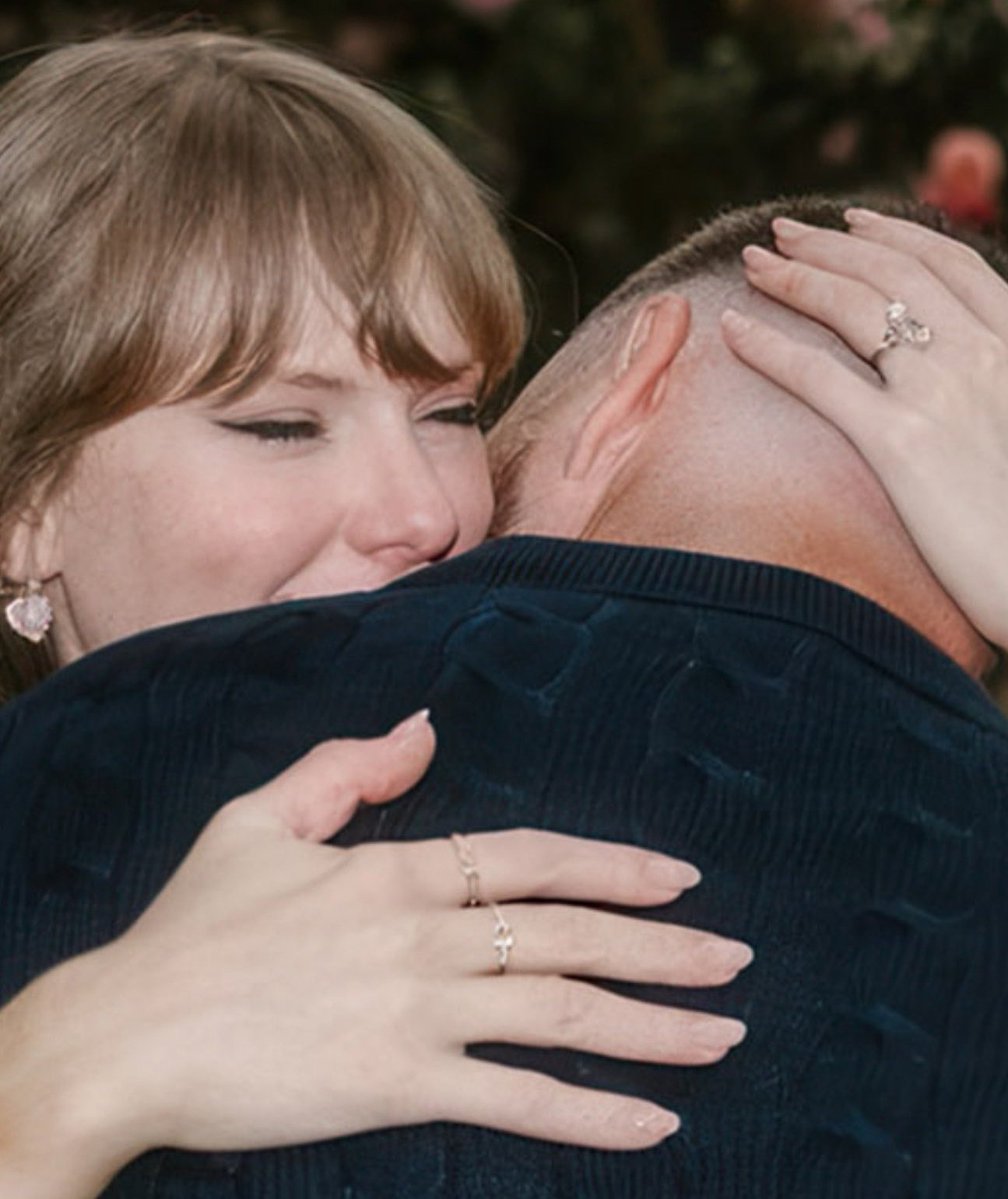 ttpoetslover's tweet image. The way these pics look so similar and give the same energy