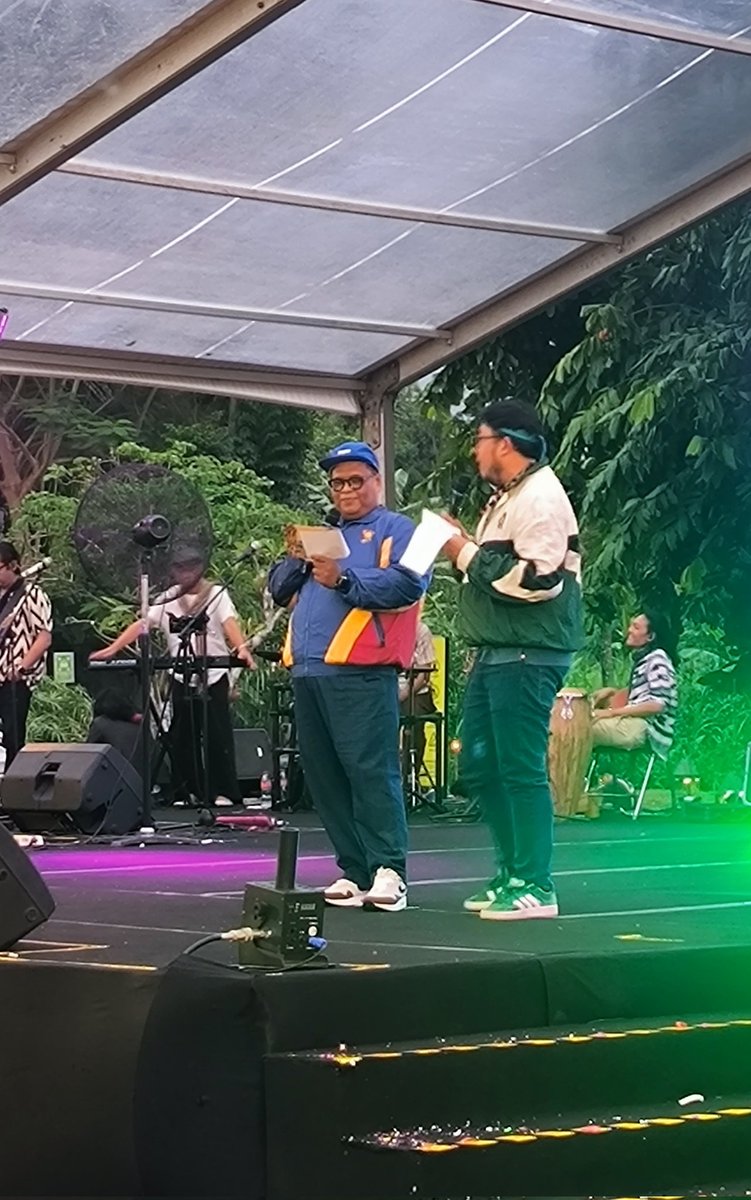 Herisendronk's tweet image. Duet delpiero @muktientut  &amp;amp; vieri @yusrilfahriza tiba2 ngemsi di acara kantor. 
Hormat 🙌🙌