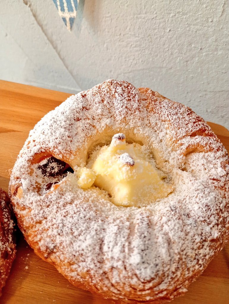 ご紹介が遅くなりましたが「クリームチーズ」登場してます！
ラム酒に漬け込んだレーズンとシナモンシュガーをウーフいちおしクロワッサンで包んで、フランス産クリームチーズをのせて焼きあげました！
ラムレーズンとクリームチーズにシナモンがいい感じに効いてます〜
秋冬らしくお砂糖もたっぷり♪