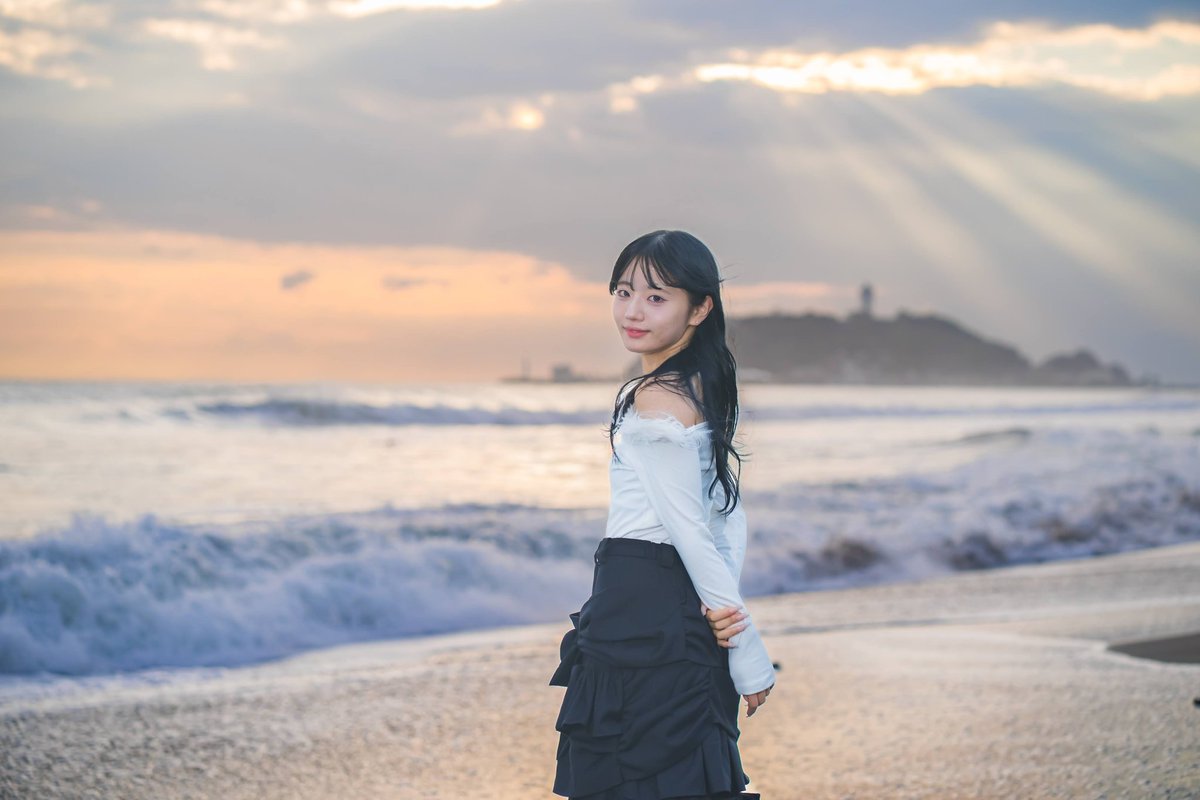 刻々と表情を変える 秋の夕空と海は 素足になるほど 過ぎゆく夏の