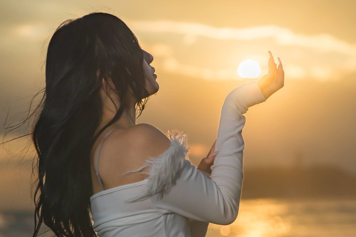 刻々と表情を変える 秋の夕空と海は 素足になるほど 過ぎゆく夏の