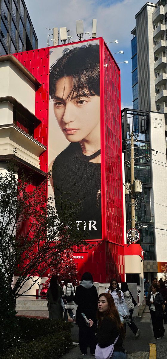 bluetaetae_1230's tweet image. 멀리서도 한눈에 시선집중!!!!
태형신전 티르티르🤩🤩🤩😆😆

TIRTIR AMBASSADOR TAEHYUNG
V FACE OF TIRTIR
#TaehyungxTIRTIR
#VxTIRTIRGLOBAL