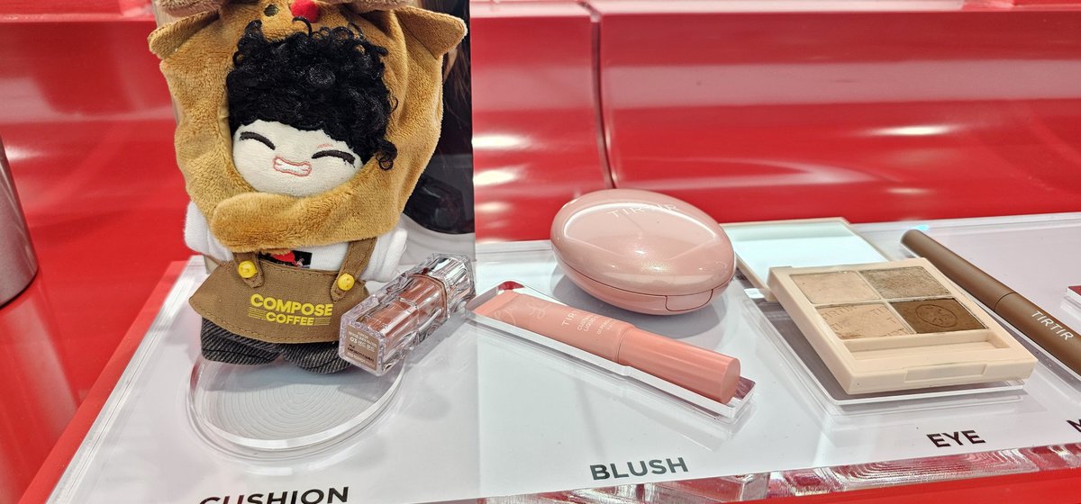 bluetaetae_1230's tweet image. 멀리서도 한눈에 시선집중!!!!
태형신전 티르티르🤩🤩🤩😆😆

TIRTIR AMBASSADOR TAEHYUNG
V FACE OF TIRTIR
#TaehyungxTIRTIR
#VxTIRTIRGLOBAL