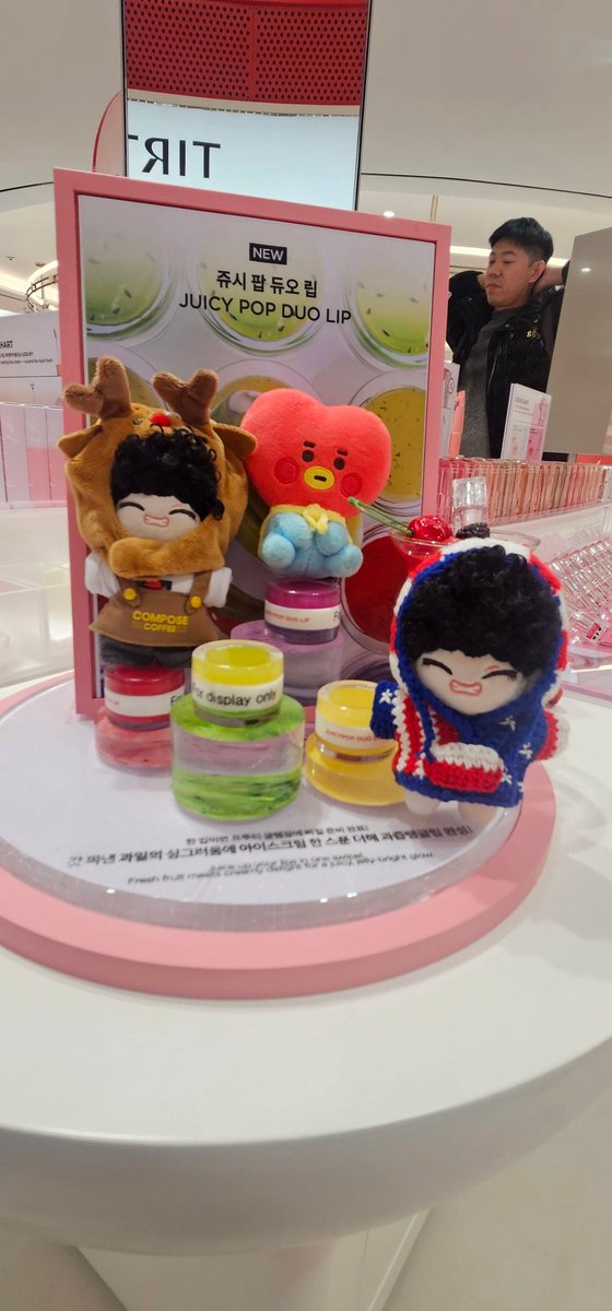 bluetaetae_1230's tweet image. 멀리서도 한눈에 시선집중!!!!
태형신전 티르티르🤩🤩🤩😆😆

TIRTIR AMBASSADOR TAEHYUNG
V FACE OF TIRTIR
#TaehyungxTIRTIR
#VxTIRTIRGLOBAL