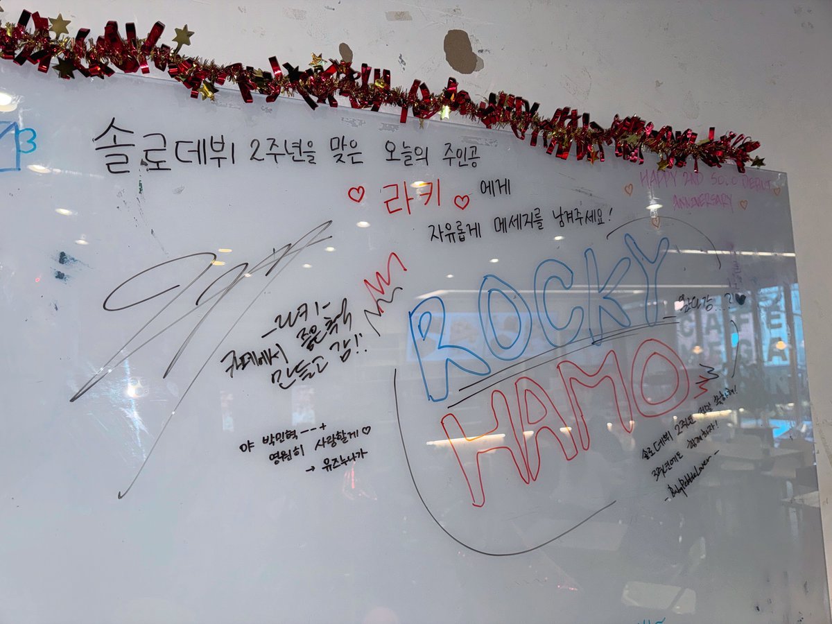pageofrocky's tweet photo. 라키가 데뷔 2주년 기념 카페를 방문하였습니다 ❤️

#라키야_2주년_하모해 #라키
#라키만있다면SunnyDay #ROCKY https://t.co/qafYuvmFU3