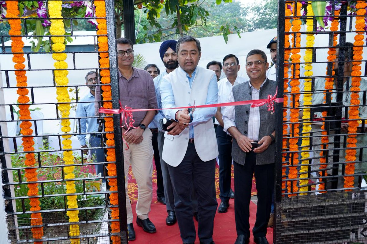 mumbaicus1's tweet photo. Shri Nitish Kumar Sinha, Chief Commissioner, Mumbai Zone-I, inaugurated the refurbished Bombay Customs Yacht Club office at Apollo Bunder, Gateway of India. The event also marked the flag-off of the BCYC Sailing Season 2025–26. A proud start to the new season. ⛵🇮🇳#BCYC #Customs https://t.co/h5Kw5refXQ