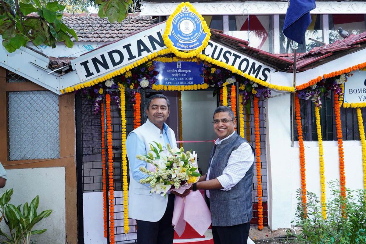 mumbaicus1's tweet photo. Shri Nitish Kumar Sinha, Chief Commissioner, Mumbai Zone-I, inaugurated the refurbished Bombay Customs Yacht Club office at Apollo Bunder, Gateway of India. The event also marked the flag-off of the BCYC Sailing Season 2025–26. A proud start to the new season. ⛵🇮🇳#BCYC #Customs https://t.co/h5Kw5refXQ