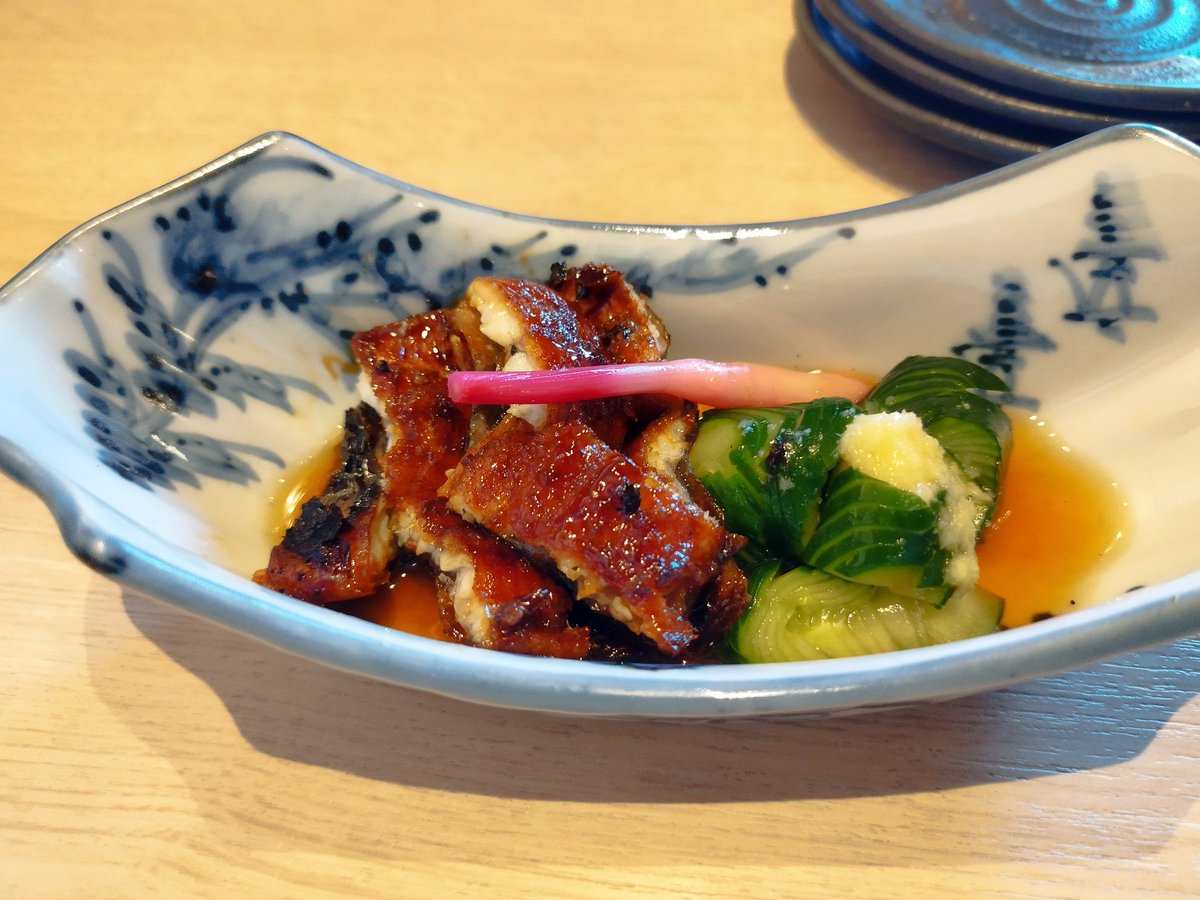 今日は奥さんとお母さん連れてデート
だるまうなぎで食事して花広場。
白焼きのひつまぶし初めてでした。
薬味の柚子胡椒がめっちゃ合います。お好みでにんにく白ダレかけても甘くて美味しい。