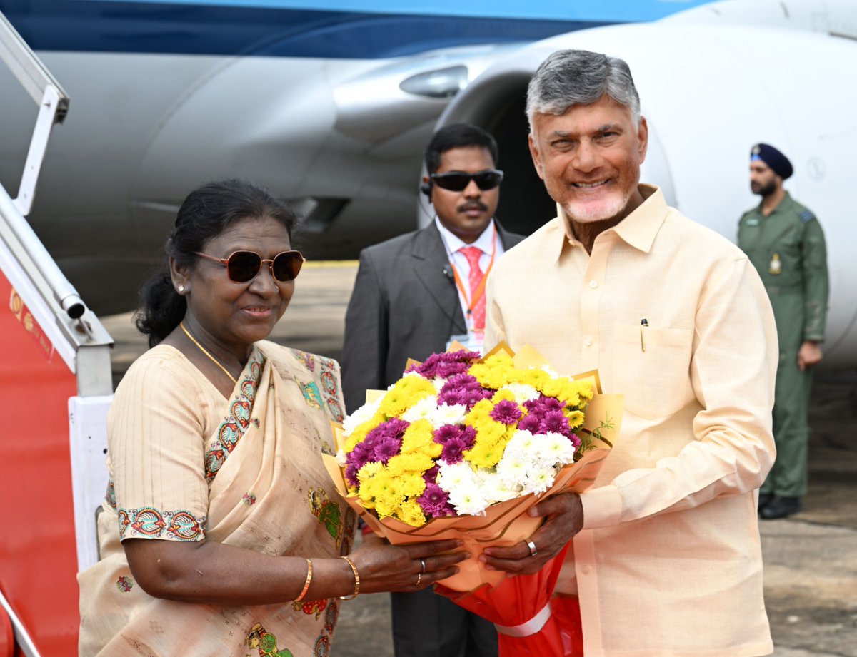 Chief Minister of Andhra Pradesh Shri N. Chandrababu Naidu received President Droupadi Murmu on her arrival at Puttaparthi, Andhra Pradesh.