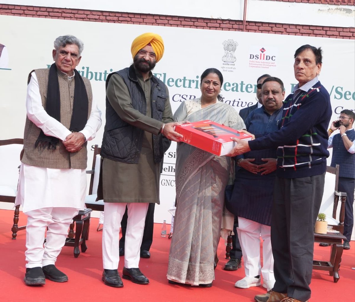 gupta_rekha's tweet image. आज दिल्ली हाट, पीतमपुरा में दिल्ली सरकार द्वारा विभिन्न RWA’s को इलेक्ट्रिक हीटर वितरित किए गए। इस पहल का उद्देश्य सर्दी के मौसम में खुला अलाव जलाने से होने वाले धुएं और प्रदूषण को कम करना है।

खुली आग जहां प्रदूषण बढ़ाती है, वहीं इलेक्ट्रिक हीटर एक सुरक्षित, स्वच्छ और व्यावहारिक…