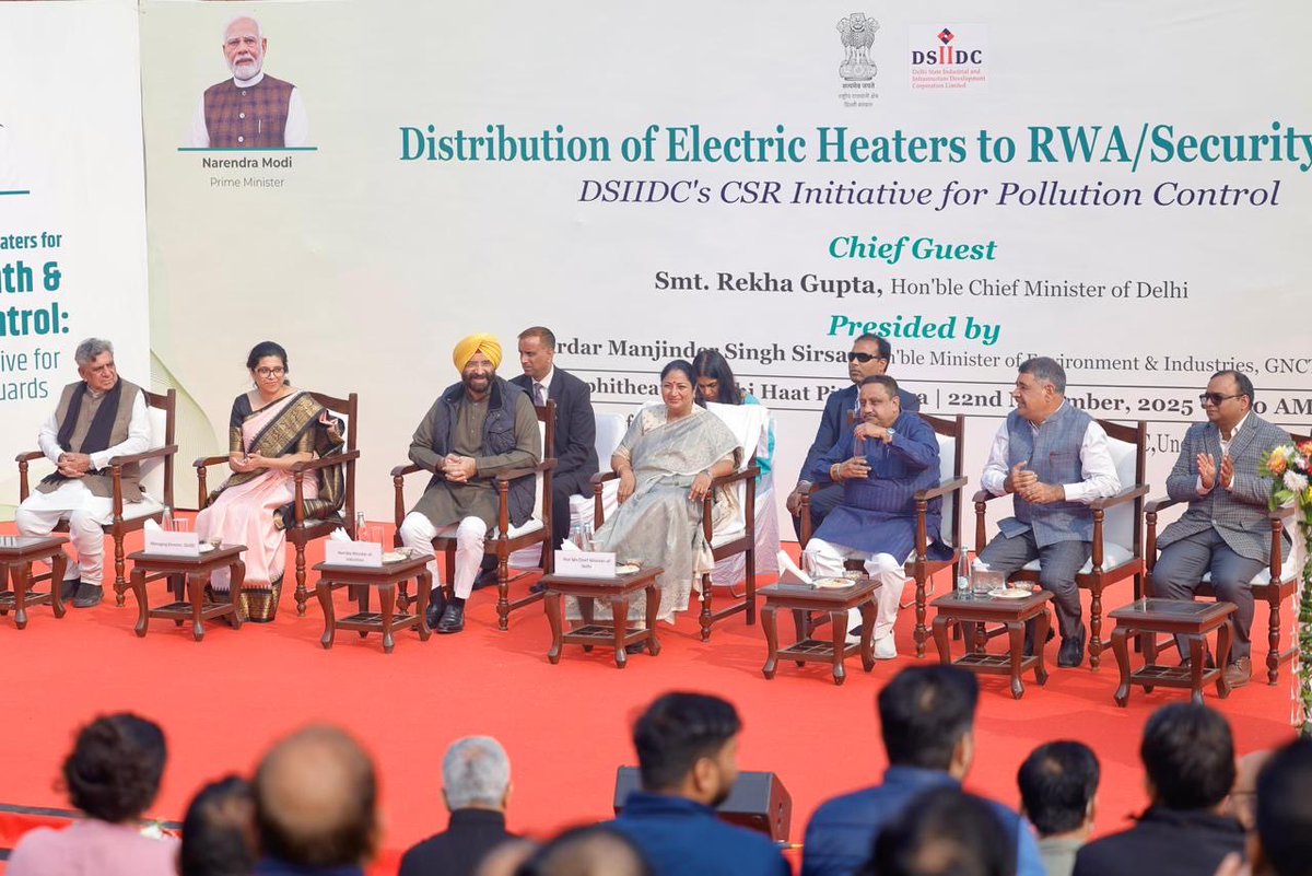 gupta_rekha's tweet image. आज दिल्ली हाट, पीतमपुरा में दिल्ली सरकार द्वारा विभिन्न RWA’s को इलेक्ट्रिक हीटर वितरित किए गए। इस पहल का उद्देश्य सर्दी के मौसम में खुला अलाव जलाने से होने वाले धुएं और प्रदूषण को कम करना है।

खुली आग जहां प्रदूषण बढ़ाती है, वहीं इलेक्ट्रिक हीटर एक सुरक्षित, स्वच्छ और व्यावहारिक…