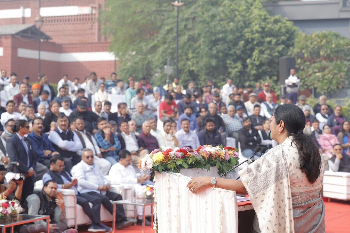 gupta_rekha's tweet image. आज दिल्ली हाट, पीतमपुरा में दिल्ली सरकार द्वारा विभिन्न RWA’s को इलेक्ट्रिक हीटर वितरित किए गए। इस पहल का उद्देश्य सर्दी के मौसम में खुला अलाव जलाने से होने वाले धुएं और प्रदूषण को कम करना है।

खुली आग जहां प्रदूषण बढ़ाती है, वहीं इलेक्ट्रिक हीटर एक सुरक्षित, स्वच्छ और व्यावहारिक…