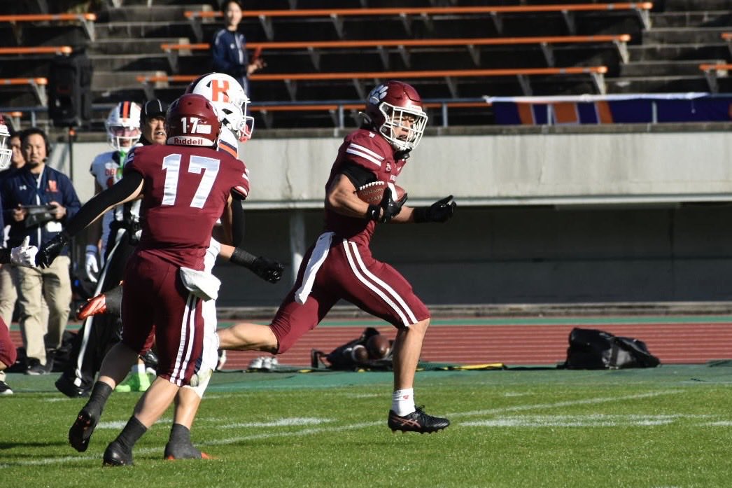 RitsumeiSports's tweet image. 【アメリカンフットボール部】
2025年度全日本大学アメリカンフットボール選手権／準々決勝／対・法政大学ORANGE

前半終了
第１Ｑ 立命館14ー０法政大
第２Ｑ 立命館７ー10法政大

WR木下(営4)のTDで追加点を奪い折り返す✨️