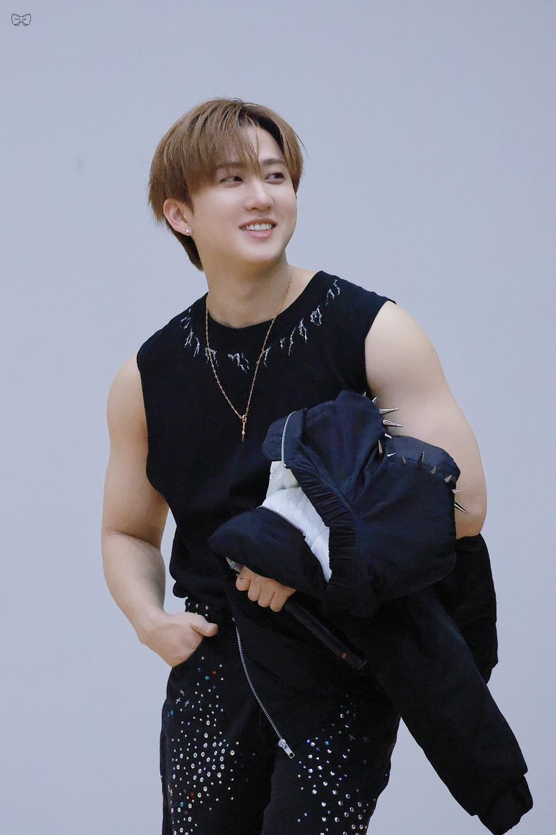 seojpg's tweet photo. oh this man is soo fine https://t.co/Bi4Ms9zFkP