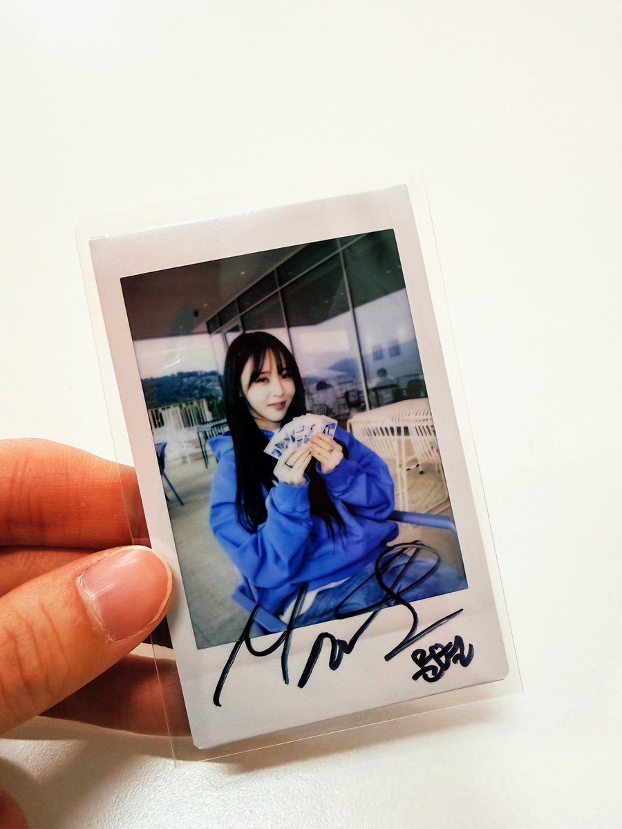 H2UqDS55A2xfa54's tweet image. #251122 #문별콘서트 #문별이 #문별 
공익을 위해 폴라로이드 올립니다요🫡🤭