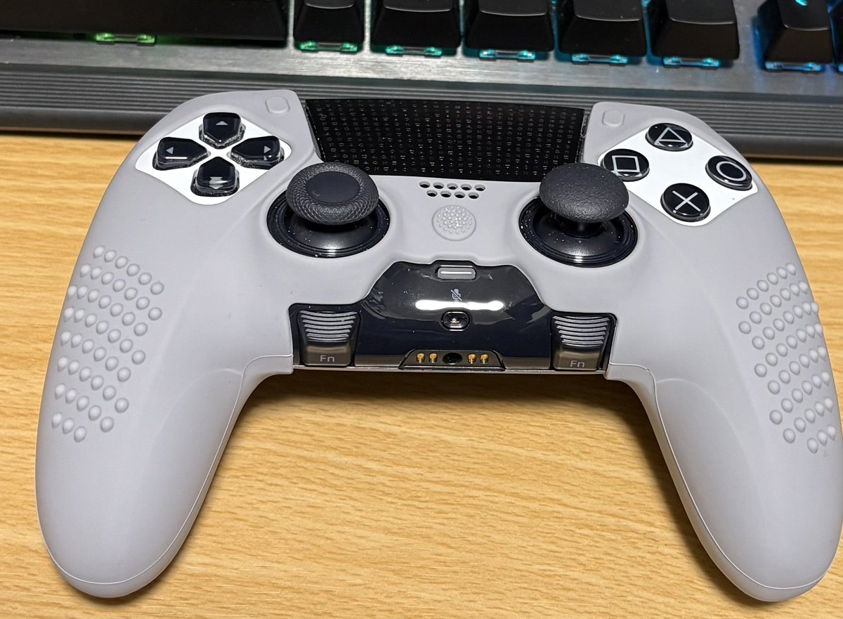 soredeath's tweet image. デュアルセンスエッジの裏側のゴムが剥がれてきたので評価良さげなカバーを購入。基本的には大体ピッタリフィットしたけど裏側に微妙な隙間ができる…