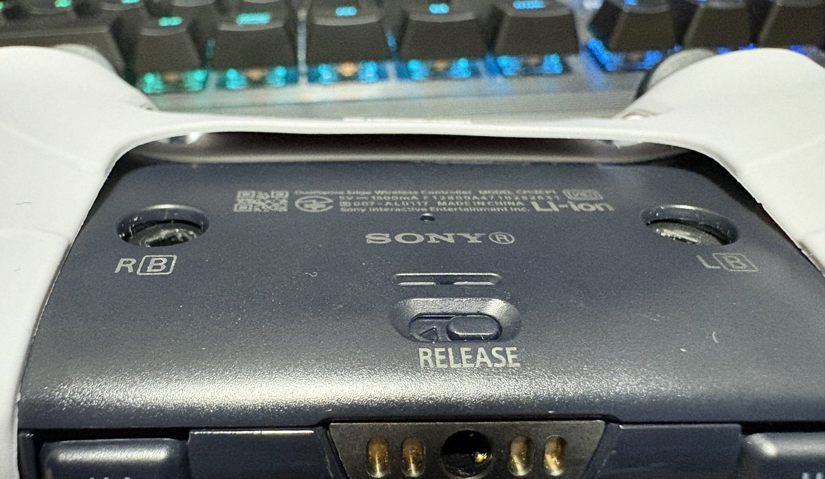 soredeath's tweet image. デュアルセンスエッジの裏側のゴムが剥がれてきたので評価良さげなカバーを購入。基本的には大体ピッタリフィットしたけど裏側に微妙な隙間ができる…