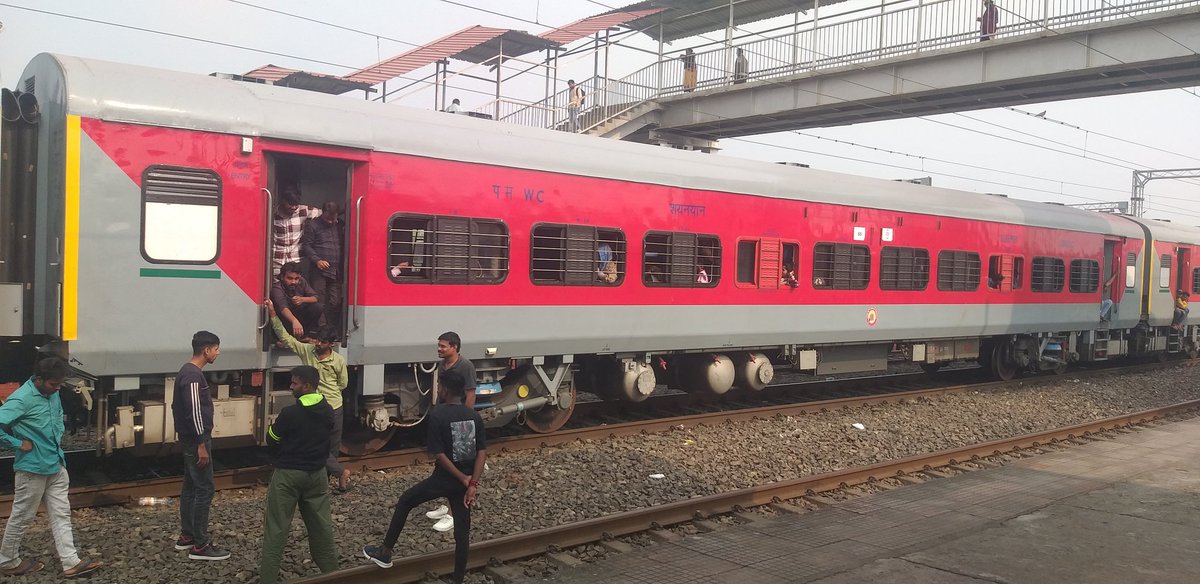 <a href="/drmdnr/">DRM Danapur</a> <a href="/ECRlyHJP/">East Central Railway</a> कुल्हरिया स्टेशन दानापुर डिवीजन पेयजल के सुविधा नम्बर 01,02 प्लेटफॉर्म पर पैसेंजर की सुविधा घोर- अभाव है। गोदाम पर रैक इंजन लगी रहती हैं।रेलवे ओवर ब्रिज को आगे ट्रैक पर बनाया जाय।