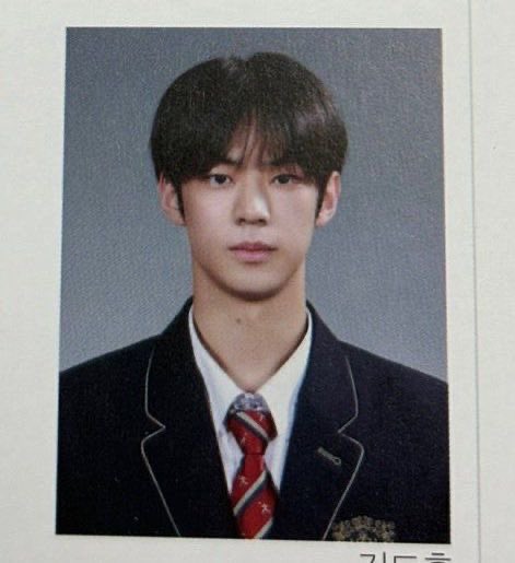 sanho_130117's tweet image. 졸업하지마요 선배