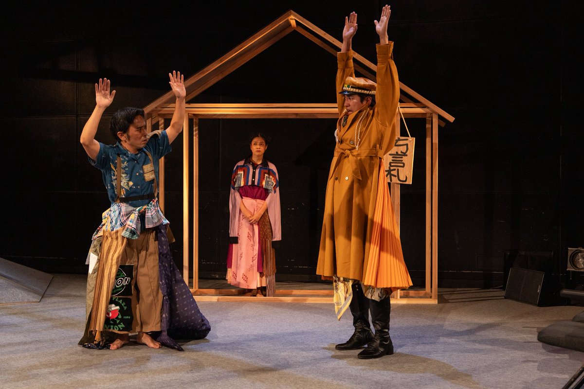 AichiTriennale_'s tweet photo. ＼「あいち2025」パフォーミングアーツ公演シーン―Scenes from Performing Arts Program／

AKNプロジェクトによる公演「喜劇『人類館』」が本日開幕します！
舞台の様子をお届けします！

＝＝＝＝＝
【AKNプロジェクト】
「彼らも私たちと同じ人間なのに……」
沖縄・日本・アメリカを巡って今も続く歴史に、記念碑的傑作の新演出が「ドンデン返し」を試みる

喜劇『人類館』（新演出）
📅11/22(土)18:30（🎤終演後トークあり）
📅11/23(日・祝)13:00（🌿リラックス・パフォーマンス）
📅11/23(日・祝)18:30（🎤終演後トークあり）
📅11/24(月・振休)14:00
👶全公演託児サービスあり※有料/要申込

📍会場：愛知県芸術劇場 小ホール（B1F）（名古屋市東区東桜1-13-2）
🎫前売券：一般（3,500円）、U25（2,000円）
※当日券は、一般・U25一律で前売券価格＋500円
※前売券のみ、ペアチケットを6,500円で販売
▼チケット購入
https://t.co/ckZigl6CSK

【AKN PROJECT】
‘They are human beings, just like us…’
This newly directed monumental work delivers a powerful twist on the enduring history of Okinawa, Japan, and the United States.

“Human Pavilion - A Comedy” – New Direction
📅 Nov 22 (Sat) 18:30(🎤Post-show talk)
📅 Nov 23 (Sun) 13:00(🌿Relaxed Performance)
📅 Nov 23 (Sun) 18:30(🎤Post-show talk)
📅 Nov 24 (Mon. holiday) 14:00 
👶 Childcare services available on all days
📍 Venue： Aichi Prefectural Art Theater – Mini Theater (B1F)
1-13-2 Higashi-sakura, Higashi-ku, Nagoya
🎫 Advance Tickets：Adult – ¥3,500 / U25 – ¥2,000
※Same-day tickets (General and U25) are ¥500 more than the advance price.
※Pair tickets ( ¥6,500) are sold only in advance.

▼For more information
https://t.co/fdKgstXnzm

#contemporaryart #現代アート #愛知県 #aichitriennale #国際芸術祭あいち #国際芸術祭あいち2025 #aichitriennale2025 #チケット発売中 #あいち2025 #舞台芸術 #performingarts #AKNproject