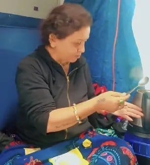 bstvlive's tweet image. 🚨#ViralVideo | ट्रेन के AC कोच में आंटी इलेक्ट्रिक केतली से मैगी बनाती दिखीं 🍜😂
मज़ेदार है… लेकिन बेहद ख़तरनाक!

ट्रेन के सॉकेट सिर्फ मोबाइल/लैपटॉप जैसी लो-वॉटेज डिवाइस के लिए हैं⚠️
केतली जैसी हाई-वॉटेज चीज़ें शॉर्ट सर्किट, आग और कोच सिस्टम फेल का कारण बन सकती हैं।

👉 रेलवे:…