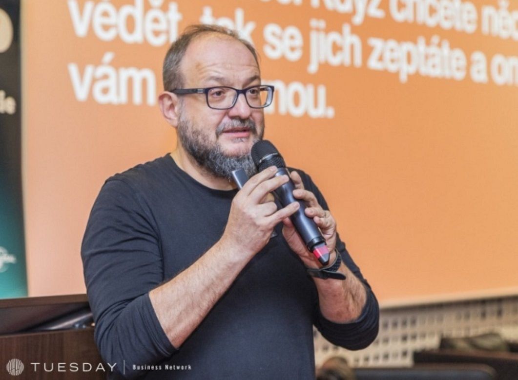 Vyhledávání je out. 🔍❌ „Googlit brzy přestaneme,“ upozorňili na #CIF25 od <a href="/tuesdaycz/">TUESDAYcz</a>  <a href="/josefslerka/">Josef Šlerka</a> z <a href="/NFNZurnalistiky/">NFNZ - Nadační fond nezávislé žurnalistiky</a> a Tomáě Novák z <a href="/MktMiner/">MarketingMiner [CZ] ⛏</a>  🤖✨ Podívejte se, jaké to bude mít dopady nejen na média a jak se vykrádání AI bránit. 👉 buff.ly/UgXvNxi