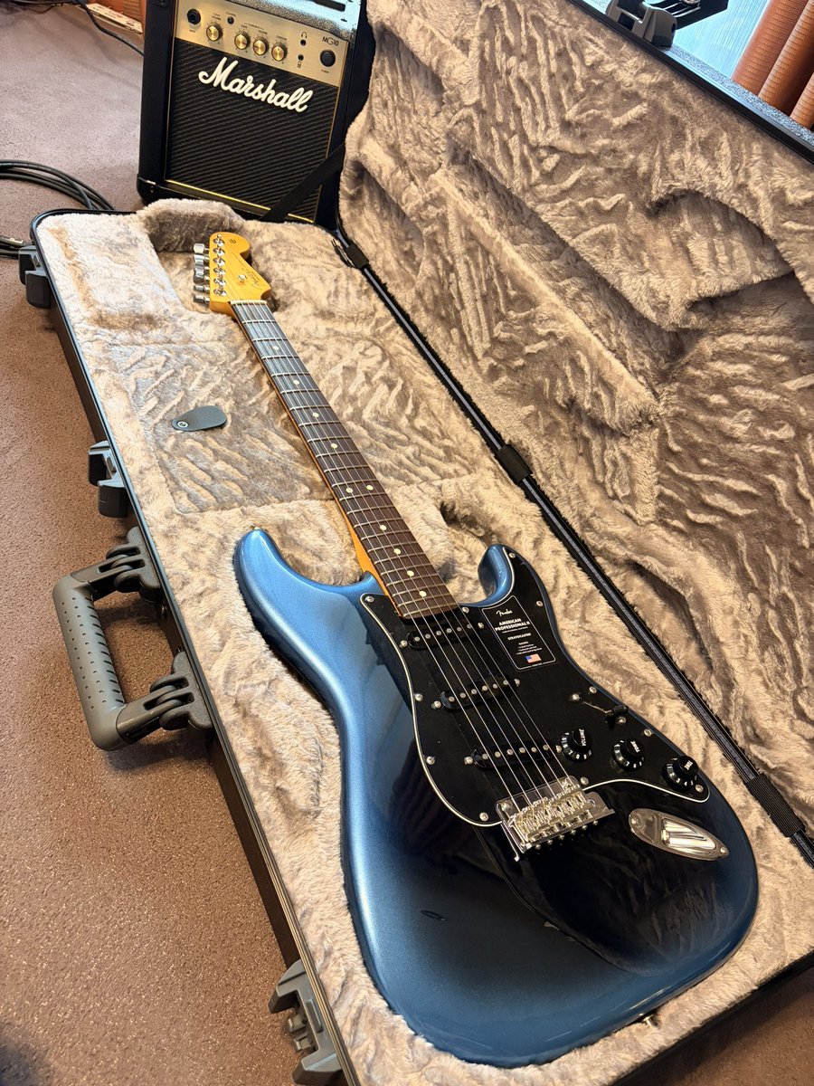 danny_inter_mac's tweet image. エレキ買った🎸
初 #Fender 
もうすぐ５０歳
頑張るっす

この色が良い🌃
レオ #フェンダー やん

#ストラトキャスター