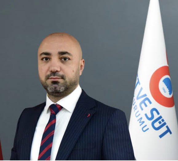 Aşağıda resmi görülen kişi Et ve Süt Kurumu Yönetim Kurulu Başkanı ve Genel Müdürü Mücahid Taylan’dır. Macaristan’ın Başkenti Budapeşte’de kendi adına kurduğu şirket üzerinden Et ve Süt Kurumu’na milyonlarca dolarlık et satmıştır.

İthal etten elde edilen fahiş geliri cebine