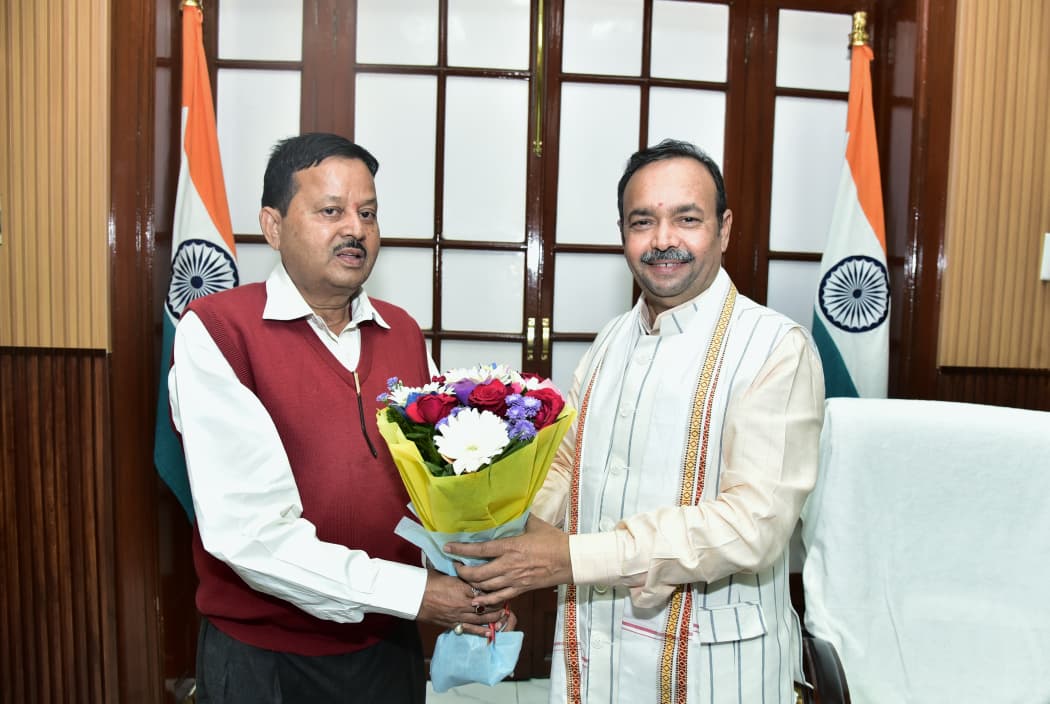 JPSRathoreBJP's tweet image. सैकड़ों विद्यार्थियों का जीवन सवारने वाले गणित के शिक्षक श्री हरिश्चंद्र जोशी जी से आत्मीय भेंट की।
#mathmatics #shiksha #shikashak #JPSRathore