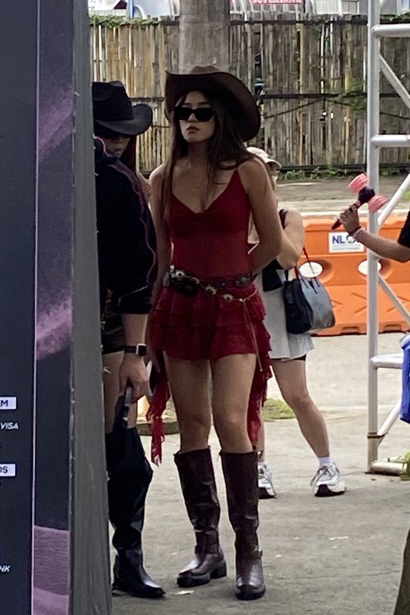 vitaiahmin's tweet image. can we all agree that these two photos are aiah’s iconic shots from blooms