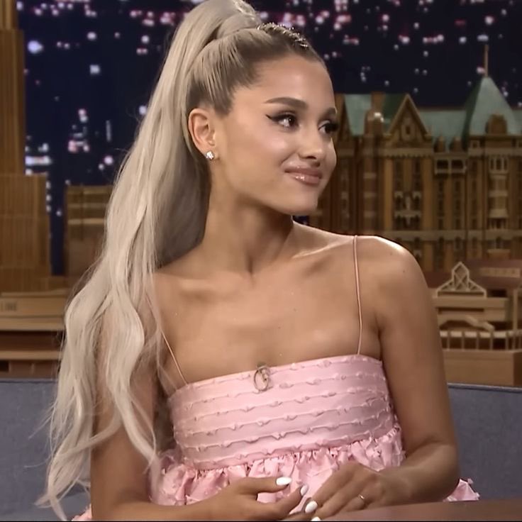 pastlifeari's tweet image. “she looks different” right right ….