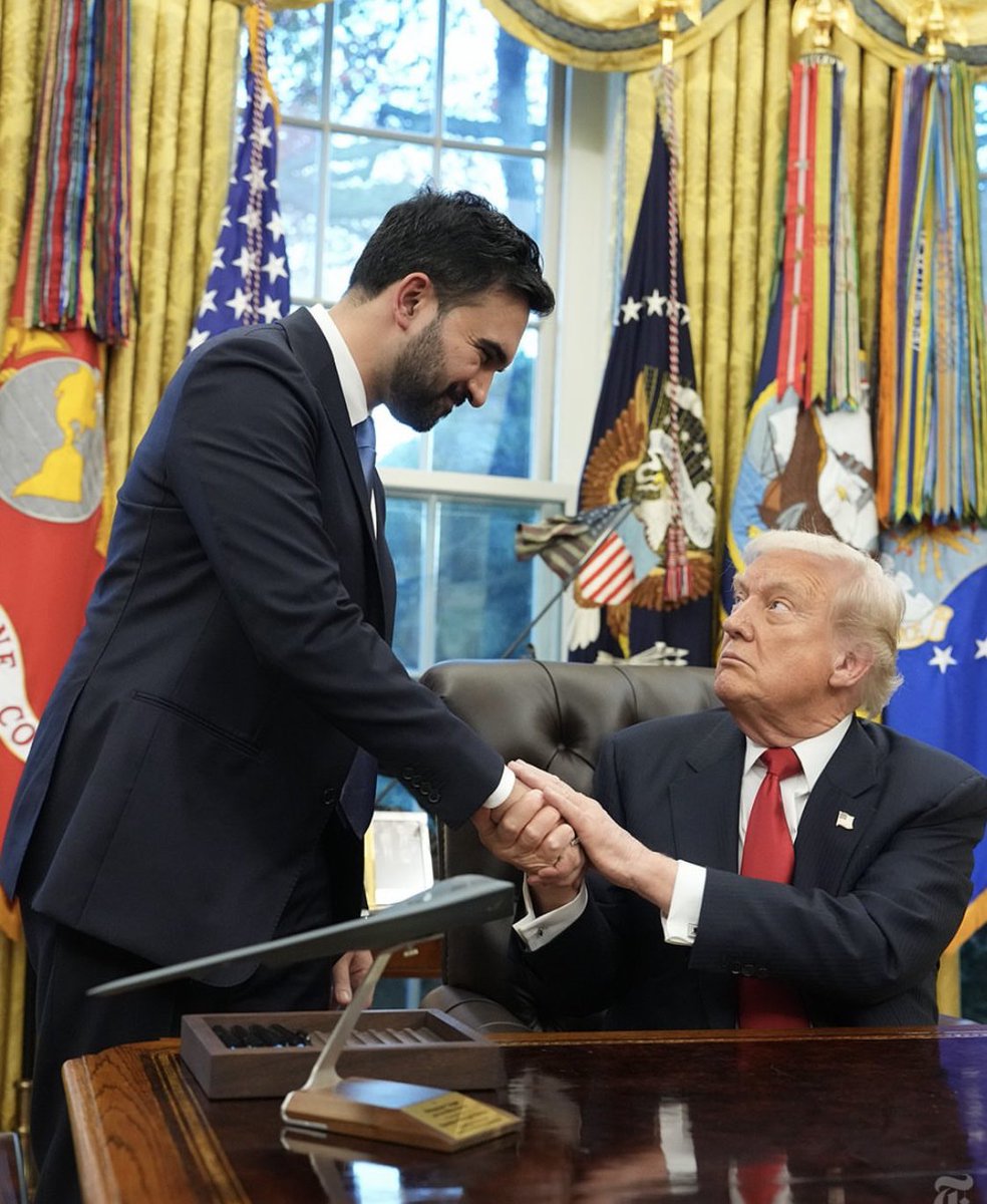 Sebebi ne olursa olsun müthiş bir kare. Amerika’nın neden hala süper güç olduğunun da kanıtı. Biz malesef buralardan çok uzaktayız. Bırakın farklı partilerden liderleri siyasetçileri aynı partide bile biri yükselince hemen çakal sürüsü gibi bekleyen koltukçı muhterisler türüyor.