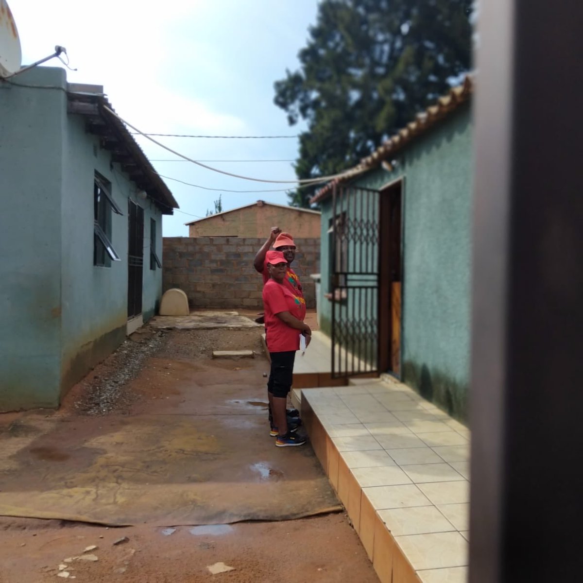 effsubregionc's tweet photo. ♦️♦️♦️In Pictures ♦️♦️♦️

EFF members of Sub-Region C hitting the streets in Ward 44 to fill bus lists for the march to Constitutional Court.

#EFF #EconomicFreedomFighters #EFFSubRegionC https://t.co/Y53A41Z8xb