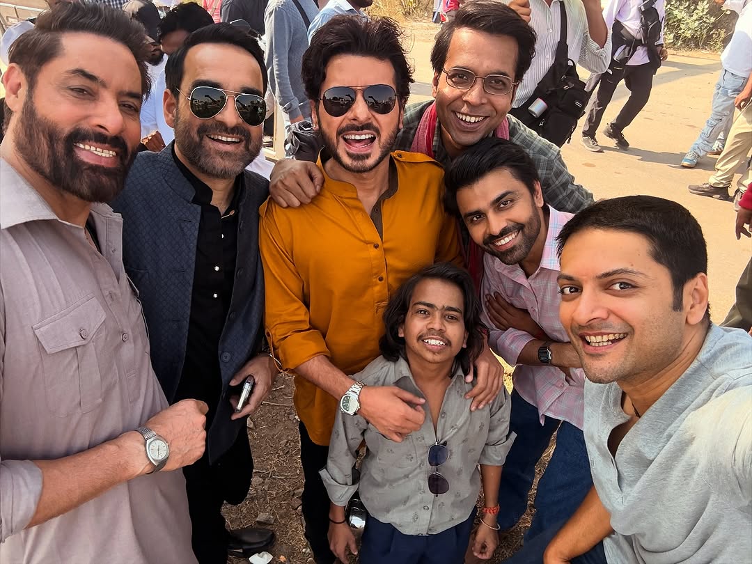 KrrishK71959470's tweet image. Mirzapur Fans के लिए एक खास ट्रीट... सामने आईं कास्ट की खास तस्वीरें। अली फज़ल, पंकज त्रिपाठी, दिव्येंदु और अभिषेक बनर्जी ने कोलैब करते हुए ये तस्वीरें साझा कीं.

#Mirzapur #Webseries #PankajTripathi #AliFazal #JeetuBhaiya #Divyendu