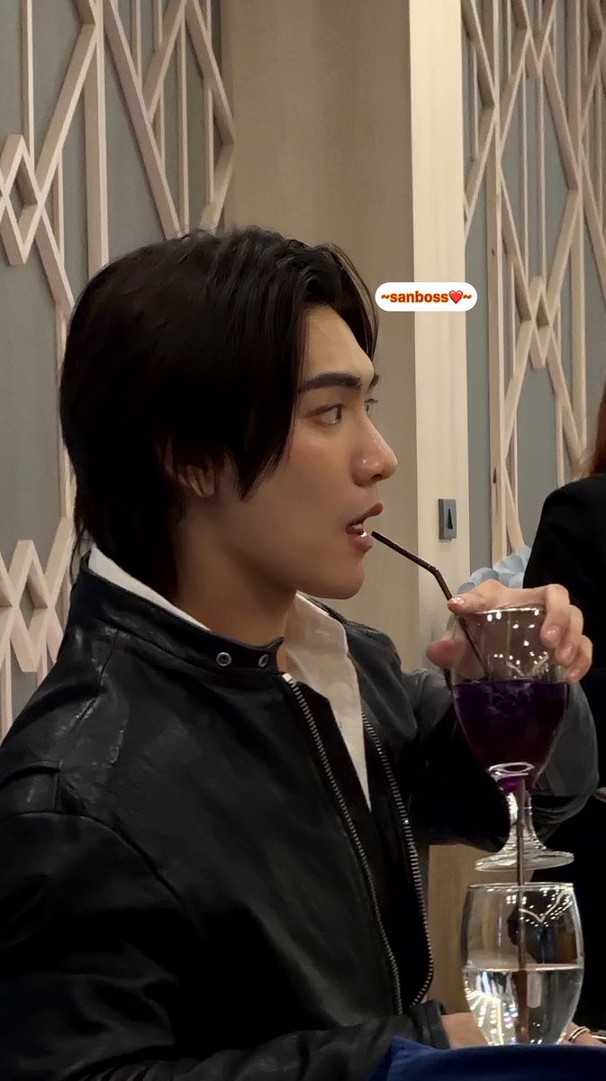 sanshawtyboss's tweet image. The side view of Boss is so sexy just drinking water.. He is so adorable and so handsome ☺️❤️

#BossHeritageVibebyHNL

#ShawtyBoss #BOSSCKM #BossChaikamon