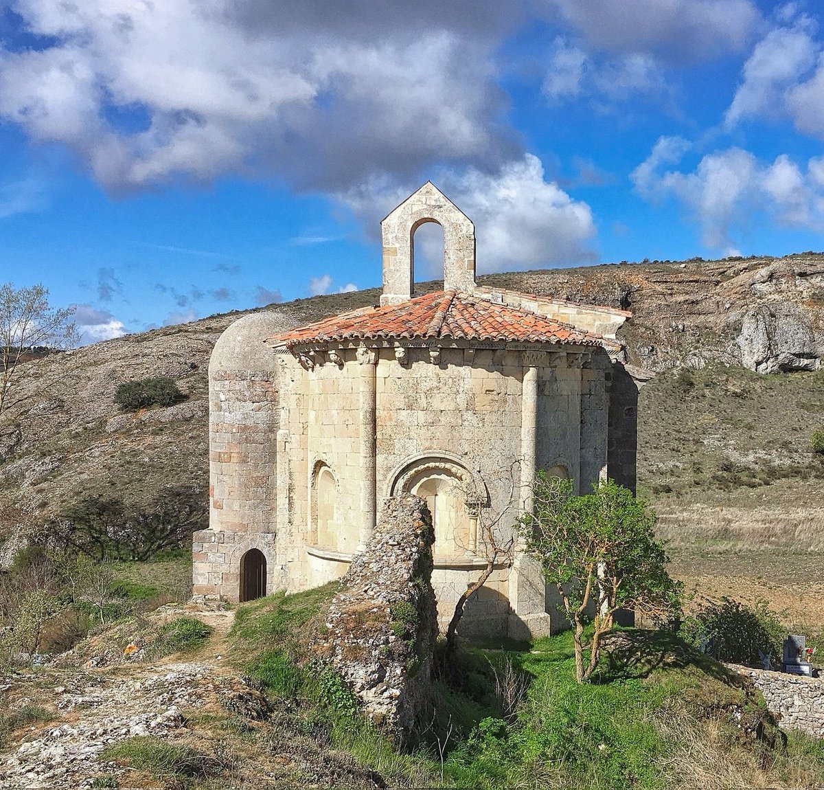 RomanicoEspana's tweet image. Al exterior es un auténtico icono del románico palentino, pero ¿Y al interior? Me parece preciosa, más teniendo en cuenta cómo hubo de ser adaptada a su abrupta orografía. Es la ermita de Vallespinoso de Aguilar, muy apropiada hoy, 22 de noviembre, que se celebra Santa Cecilia